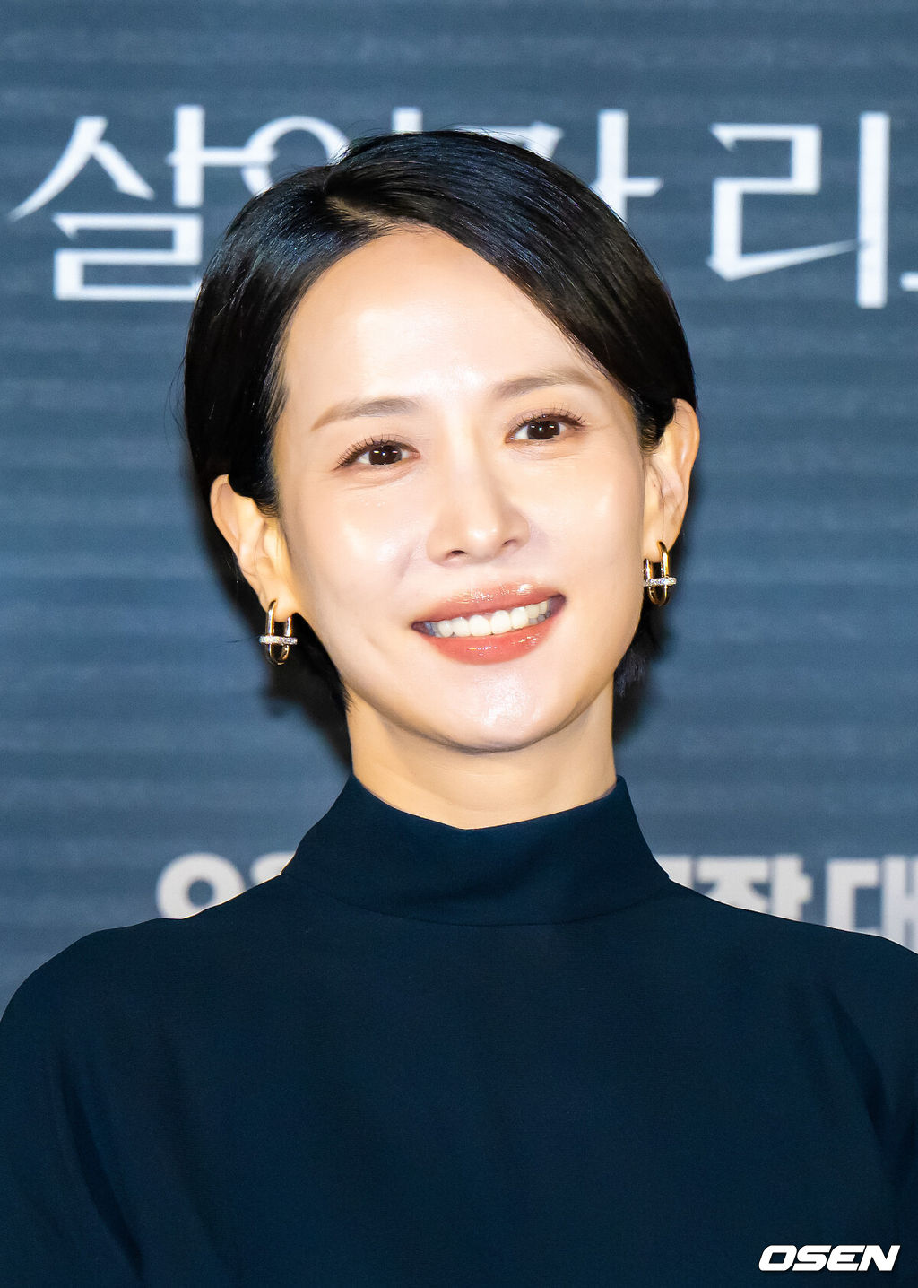 12일 오전 서울 용산아이파크몰 내 용산 CGV에서 영화 '살인자 리포트'(감독 조영준) 제작보고회가 진행됐다.‘살인자 리포트’는 특종에 목마른 베테랑 기자 선주(조여정 분)에게 정신과 의사 영훈(정성일 분)이 연쇄살인을 고백하는 인터뷰를 요청하면서 벌어지는 이야기를 다룬 작품으로, 조여정과 정성일 두 베테랑 배우의 숨 막힐 정도로 치열한 연기 대결을 예고하며 기대감을 모으고 있다.배우 조여정이 미소 짓고 있다. 2025.08.12 / soul1014@osen.co.kr