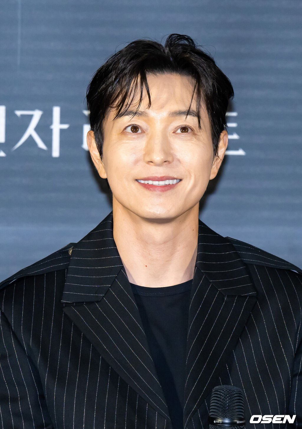 12일 오전 서울 용산아이파크몰 내 용산 CGV에서 영화 '살인자 리포트'(감독 조영준) 제작보고회가 진행됐다.‘살인자 리포트’는 특종에 목마른 베테랑 기자 선주(조여정 분)에게 정신과 의사 영훈(정성일 분)이 연쇄살인을 고백하는 인터뷰를 요청하면서 벌어지는 이야기를 다룬 작품으로, 조여정과 정성일 두 베테랑 배우의 숨 막힐 정도로 치열한 연기 대결을 예고하며 기대감을 모으고 있다.배우 정성일이 미소 짓고 있다. 2025.08.12 / soul1014@osen.co.kr