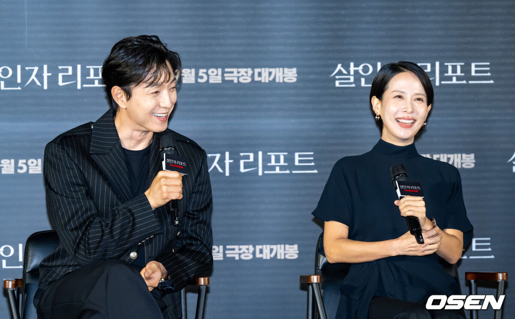 12일 오전 서울 용산아이파크몰 내 용산 CGV에서 영화 '살인자 리포트'(감독 조영준) 제작보고회가 진행됐다.‘살인자 리포트’는 특종에 목마른 베테랑 기자 선주(조여정 분)에게 정신과 의사 영훈(정성일 분)이 연쇄살인을 고백하는 인터뷰를 요청하면서 벌어지는 이야기를 다룬 작품으로, 조여정과 정성일 두 베테랑 배우의 숨 막힐 정도로 치열한 연기 대결을 예고하며 기대감을 모으고 있다.배우 정성일과 조여정이 미소 짓고 있다. 2025.08.12 / soul1014@osen.co.kr