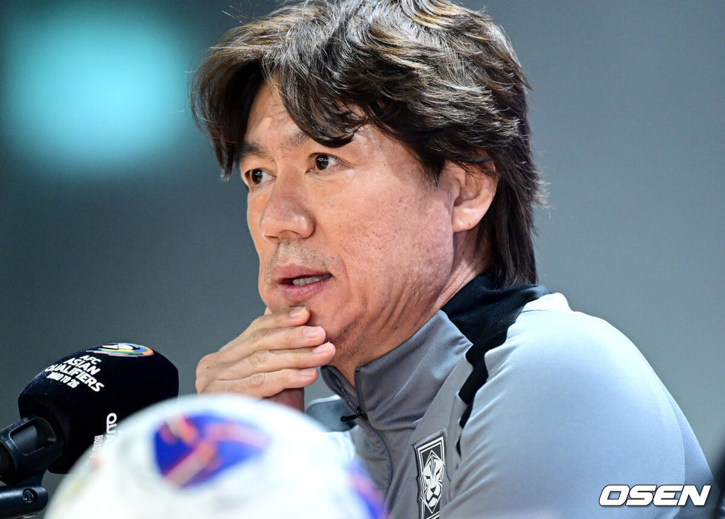 대한민국 남자축구대표팀이 오만과의 2026 국제축구연맹(FIFA) 북중미 월드컵 3차 예선을 하루 앞둔 19일 오후 경기도 고양종합운동장에서 공식 기자회견 및 훈련을 가졌다.한국은 현재 3차 예선에서 무패 행진을 이어가며 승점 14점(4승 2무)으로 B조 선두를 달리고 있다. 오는 20일 오후 8시 고양종합운동장에서 오만과 7차전을 치른 뒤, 25일 오후 8시에는 수원월드컵경기장에서 요르단과 8차전을 갖는다. 두 경기에서 승리를 거둘 경우, 남은 경기 결과와 관계없이 11회 연속 월드컵 본선 진출을 확정 짓게 된다.A대표팀 홍명보 감독이 취재진의 질문에 답하고 있다. 2025.03.19 / dreamer@osen.co.kr