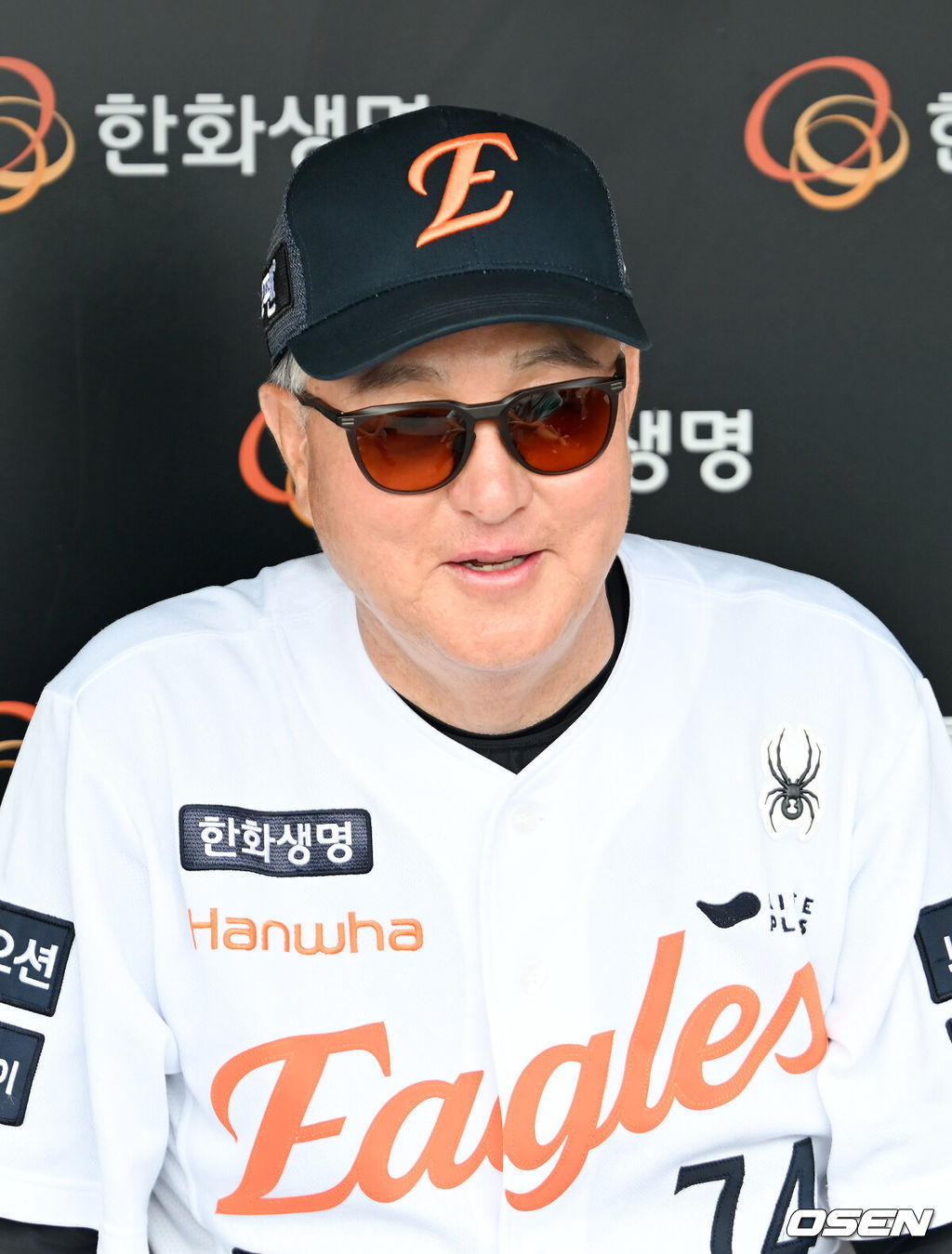 7일 대전 한화생명볼파크에서 ‘2025 신한 SOL Bank KBO리그’ 한화 이글스와 KT 위즈 경기가 열릴 예정인 가운데 그라운드 훈련이 진행됐다.홈팀 한화는 라이언 와이스, KT는 고영표를 선발로 내세운다.경기 전 한화 김경문 감독이 덕아웃에서 취재진과 대화를 하고 있다. 2025.08.07 / rumi@osen.co.kr