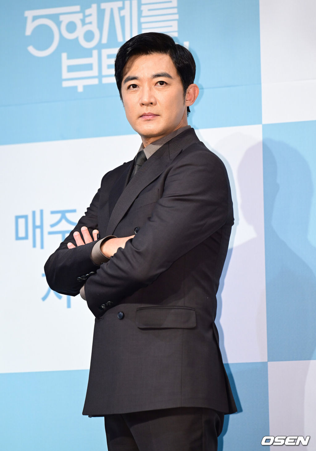 22일 오후 서울 구로구 라마다 신도림 호텔에서 KBS2 새 수목드라마 '독수리 5형제를 부탁해!' 제작발표회가 열렸다. 이날 행사에는 최상열 감독, 배우 엄지원, 안재욱, 최대철, 김동완, 윤박, 이석기, 박효주, 유인영이 참석했다. 배우 안재욱이 포즈를 취하고 있다. 2025.01.22 / ksl0919@osen.co.kr