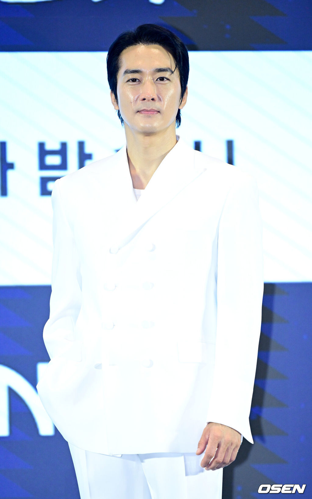 12일 오후 서울 신도림동 더 세인트에서 GENIE TV 오리지널 드라마 ‘금쪽같은 내 스타’ 제작발표회가 열렸다.‘금쪽같은 내 스타’는 대한민국 최고의 톱스타가 하루아침에 평범한 중년 여성이 된 후 펼쳐지는 눈물 콧물 휘날리는 세월 순삭 로맨틱 코미디다.배우 송승헌이 포토타임을 하고 있다. 2025.08.12 / draemer@osen.co.kr