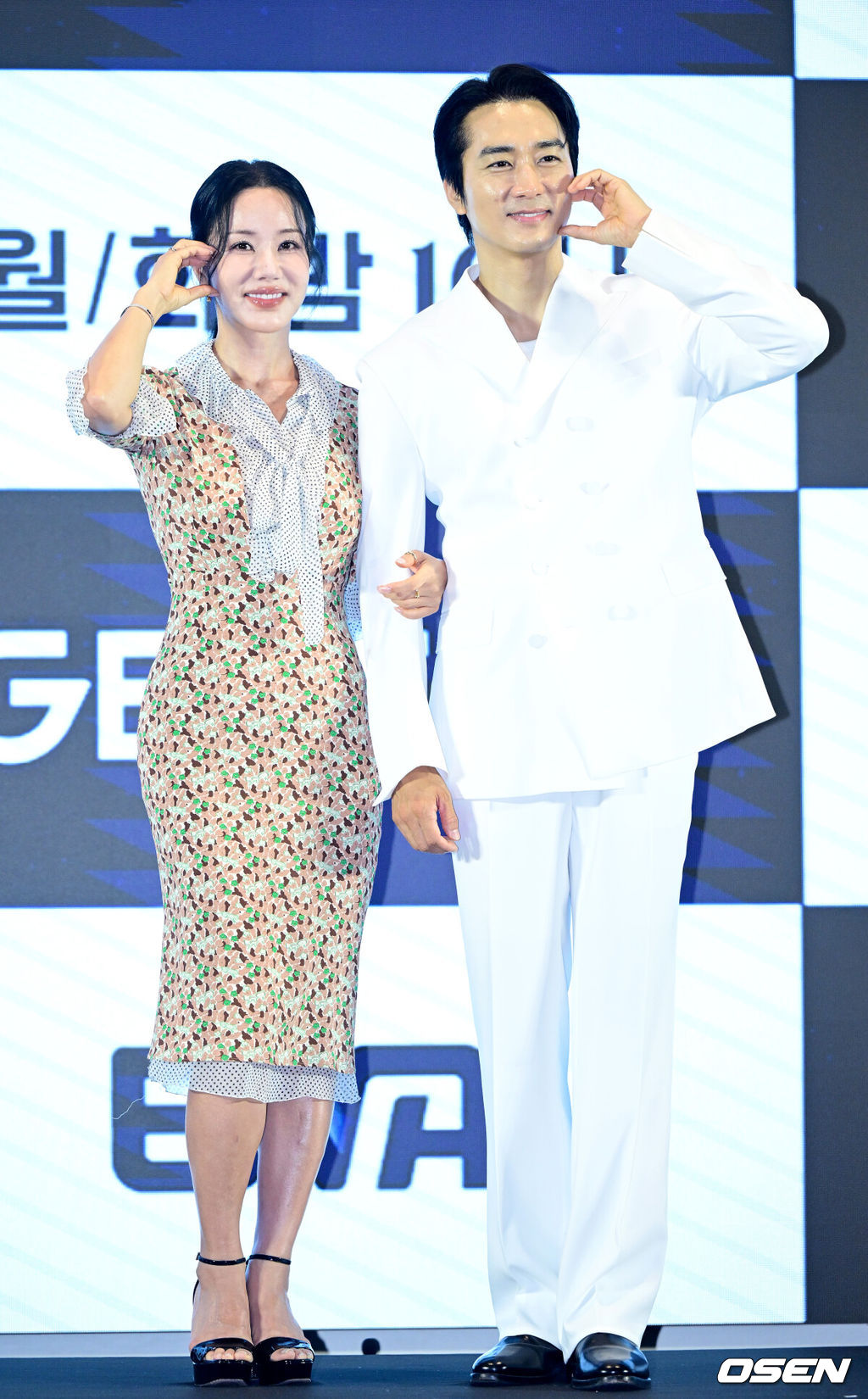 12일 오후 서울 신도림동 더 세인트에서 GENIE TV 오리지널 드라마 ‘금쪽같은 내 스타’ 제작발표회가 열렸다.‘금쪽같은 내 스타’는 대한민국 최고의 톱스타가 하루아침에 평범한 중년 여성이 된 후 펼쳐지는 눈물 콧물 휘날리는 세월 순삭 로맨틱 코미디다.배우 엄정화와 송승헌이 포토타임을 하고 있다. 2025.08.12 / draemer@osen.co.kr