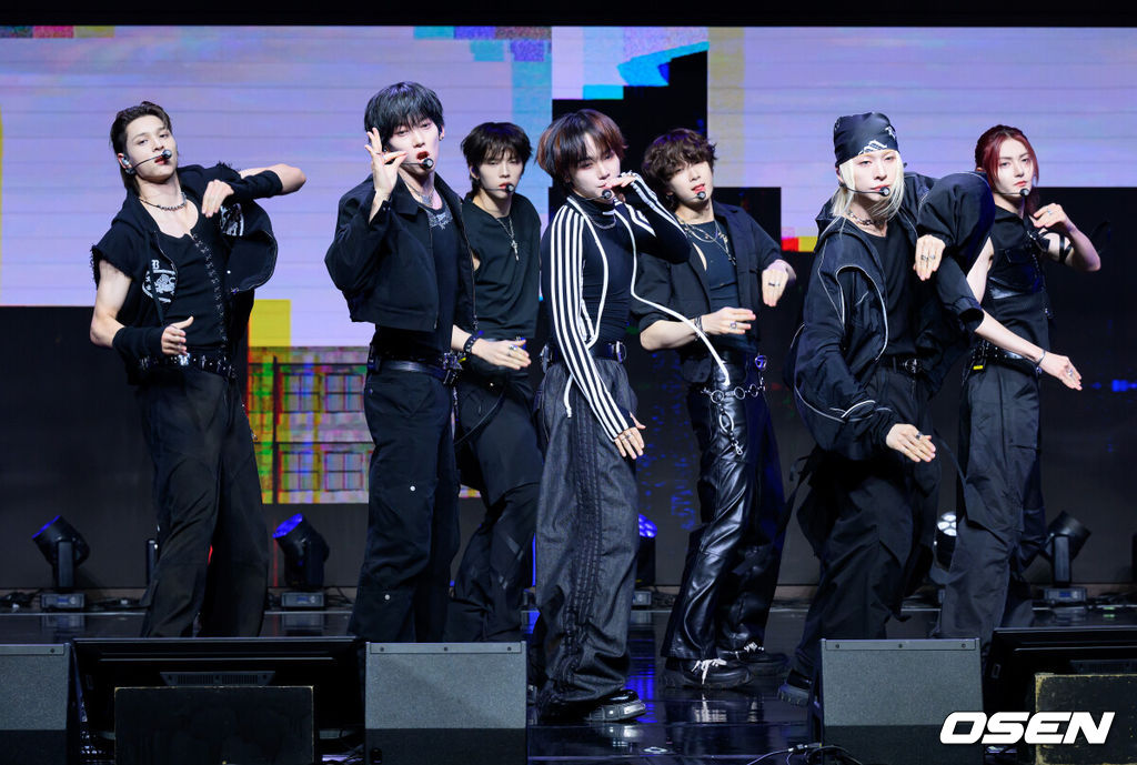 12일 오후 서울 강서구 스카이아트홀에서 앰퍼샌드원(AMPERS&ONE) ‘LOUD & PROUD’ 쇼케이스가 열렸다.미니 3집 ‘LOUD & PROUD’는 세상이 내놓는 선입견과 기준 앞에서도 자신감 넘치는 앰퍼샌드원의 모습을 담은 앨범이다. 그룹 앰퍼샌드원이 신곡 무대를 선보이고 있다. 2025.08.12 /sunday@osen.co.kr