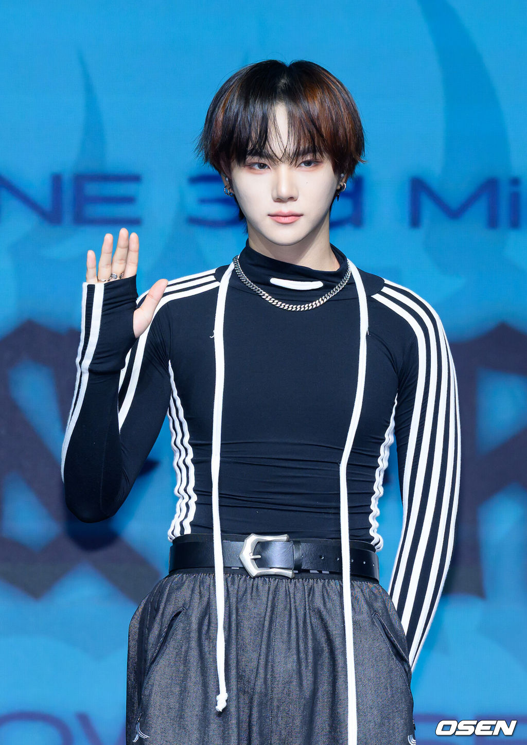12일 오후 서울 강수구 스카이아트홀에서 앰퍼샌드원(AMPERS&ONE) ‘LOUD & PROUD’ 쇼케이스가 열렸다.미니 3집 ‘LOUD & PROUD’는 세상이 내놓는 선입견과 기준 앞에서도 자신감 넘치는 앰퍼샌드원의 모습을 담은 앨범이다. 그룹 앰퍼샌드원 윤시윤이 포토타임을 가지고 있다. 2025.08.12 /sunday@osen.co.kr