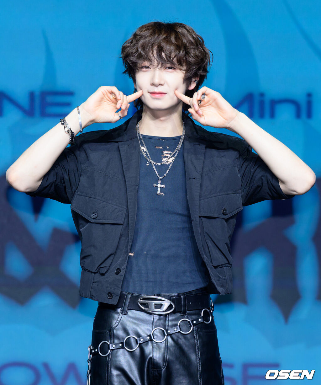 12일 오후 서울 강서구 스카이아트홀에서 앰퍼샌드원(AMPERS&ONE) ‘LOUD & PROUD’ 쇼케이스가 열렸다.미니 3집 ‘LOUD & PROUD’는 세상이 내놓는 선입견과 기준 앞에서도 자신감 넘치는 앰퍼샌드원의 모습을 담은 앨범이다. 그룹 앰퍼샌드원 카이렐이 포토타임을 가지고 있다. 2025.08.12 /sunday@osen.co.kr