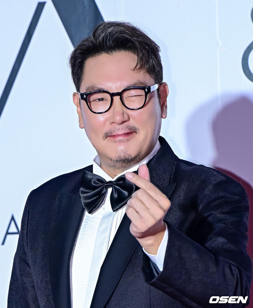 6일 오후 부산 해운대구 영화의전당 BIFF 야외무대에서 제29회 부산국제영화제 '2024 아시아콘텐츠어워즈&글로벌OTT어워즈’가 열렸다.이번 부산국제영화제(이하 부국제)에서는 지난 2일 개막작 ‘전.란’을 시작으로 상영작 54편을 포함해 총 63개국의 영화작품 278편을 영화의전당, CGV센텀시티, 롯데시네마 센텀시티, 영화진흥위원회 표준시사실, 메가박스 부산극장 등 총 5개 극장 26개 상영관에서 만나 볼 수 있다.배우 조진웅이 포즈를 취하고 있다. 2024.10.06 / jpnews@osen.co.kr