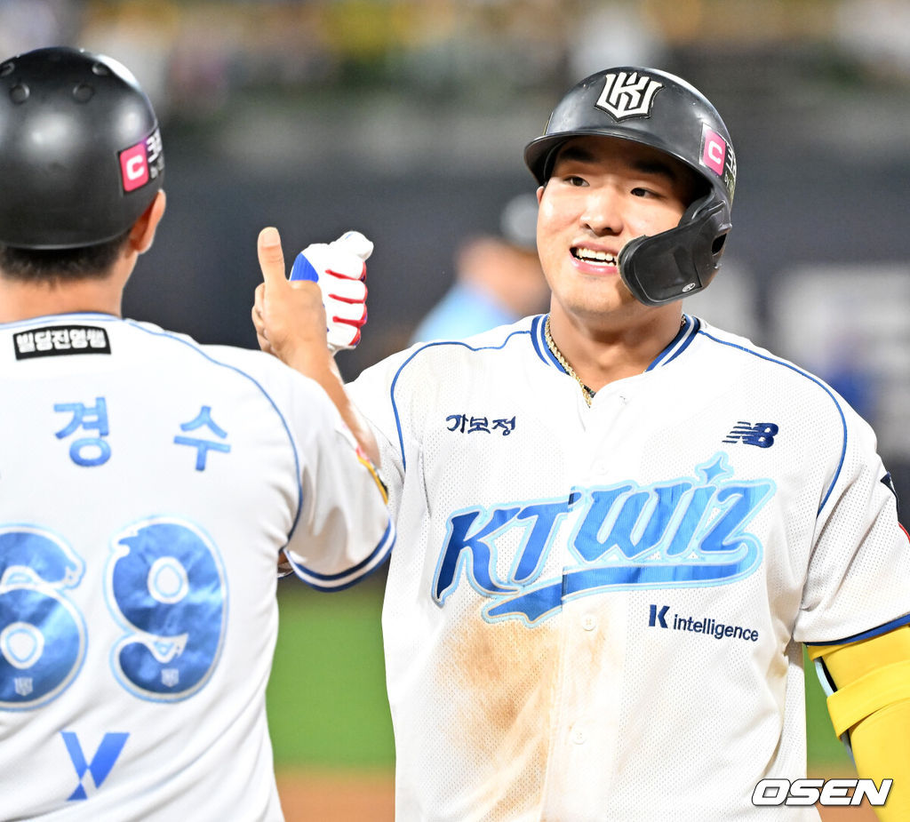10일 오후 수원 KT위즈파크에서 ‘2025 신한 SOL BANK KBO리그’ KT 위즈와 삼성 라이온즈의 경기가 진행됐다.이날 KT는 패트릭, 삼성은 최원태를 선발투수로 내세웠다.8회말 1사 주자 2,3루 KT 안현민이 좌익수 뒤 2타점 적시타를 때린 후 1루에서 기뻐하고 있다. 2025.08.10 / rumi@osen.co.kr
