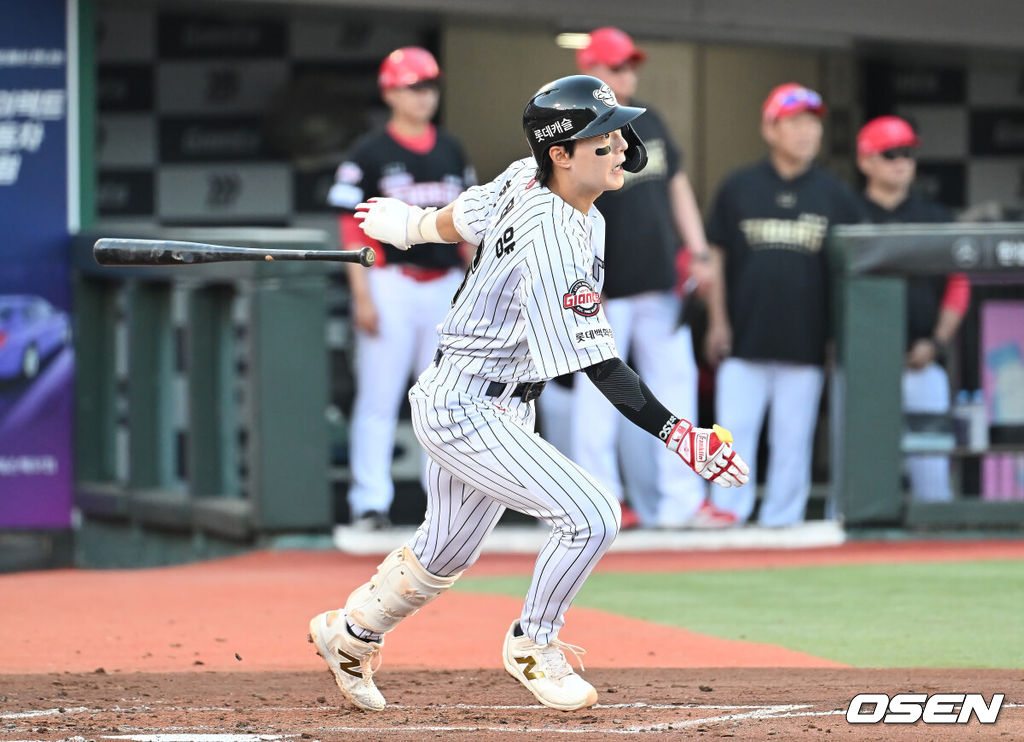 27일 부산 사직야구장에서 2025 신한 SOL 뱅크 KBO 리그 롯데 자이언츠와 KIA 타이거즈의 경기가 열렸다. 홈팀 롯데는 나균안이, 방문팀 KIA는 네일이 선발 출전했다.롯데 자이언츠 한태양이 2회말 2사 1루 중견수 앞 안타를 치고 있다. 2025.07.27 / foto0307@osen.co.kr