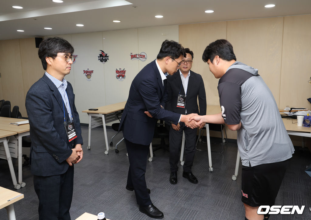TJB 대전방송 김세범 대표이사와 노동현 보도국장 그리고 이지완 기획뉴미디어단 국장이 12일 수원 KT위즈파크를 찾아와 경기전 LG 트윈스 문보경에게 사과했다. / LG 트윈스 제공
