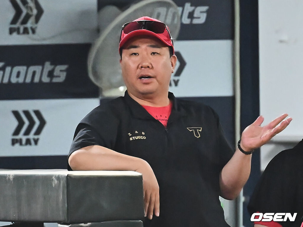 7일 부산 사직야구장에서 2025 신한 SOL 뱅크 KBO 리그 롯데 자이언츠와 KIA 타이거즈의 경기가 열렸다. 홈팀 롯데는 이민석이, 방문팀 KIA는 양현종이 선발 출전했다.KIA 타이거즈 이범호 감독이 5회초 무사 1루 좌월 2점 홈런을 친 김선빈과 하이파이브를 하고 있다. 2025.08.07 / foto0307@osen.co.kr