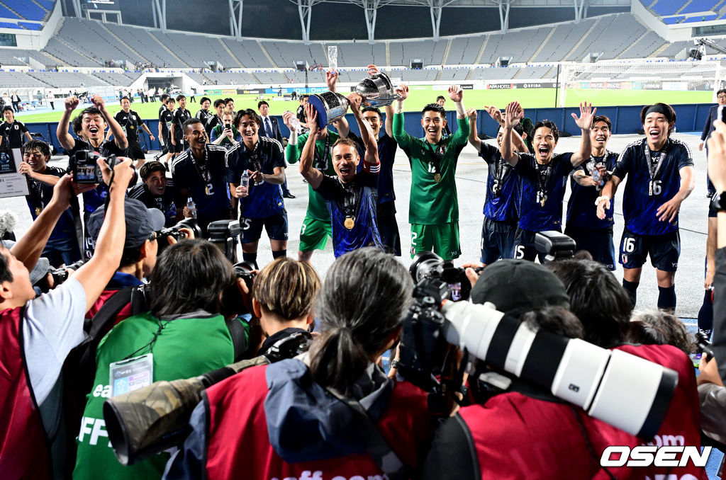 대굴욕이다. 한국축구가 일본에 사상 첫 3연패를 당했다. 홍명보 감독이 이끄는 남자축구대표팀은 15일 오후 7시 24분 용인 미르스타디움에서 개최되는 2025 동아시아축구연맹(EAFF) E-1 챔피언십(동아시안컵) 3차전에서 숙적 일본에게 0-1로 패해 우승컵 탈환에 실패했다. 대회 3승의 일본이 통산 세 번째 우승을 달성했다. 일본은 안방의 한국을 누르고 대회 2연패까지 가져갔다. 한국은 여전히 5회 우승으로 최다우승이지만 2개 대회 연속 일본에 밀렸다. 일본 선수들이 우승을 기뻐하고 있다. 2025.07.15 / jpnews@osen.co.kr