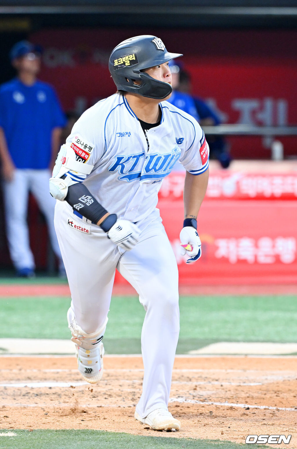 10일 오후 수원 KT위즈파크에서 ‘2025 신한 SOL BANK KBO리그’ KT 위즈와 삼성 라이온즈의 경기가 진행됐다.이날 KT는 패트릭, 삼성은 최원태를 선발투수로 내세웠다.3회말 무사 주자 1루 KT 강백호가 중견수 오른쪽 1타점 적시 2루타를 때리고 있다. 2025.08.10 / rumi@osen.co.kr