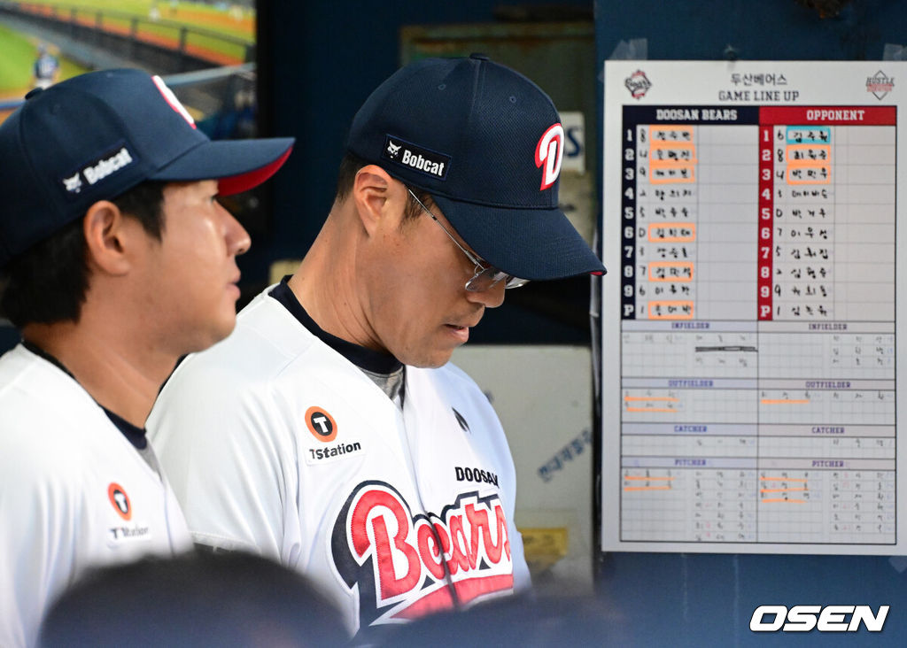 12일 서울 잠실구장에서 ‘2025 신한 SOL Bank KBO리그’ 두산 베어스와 NC 다이노스의 경기가 열렸다.두산은 콜어빈, NC는 김녹원이 선발로 나섰다.3회초 두산 조성환 감독대행이 콜어빈 볼넷 허용에 아쉬워하고 있다. 2025.08.12 / jpnews@osen.co.kr