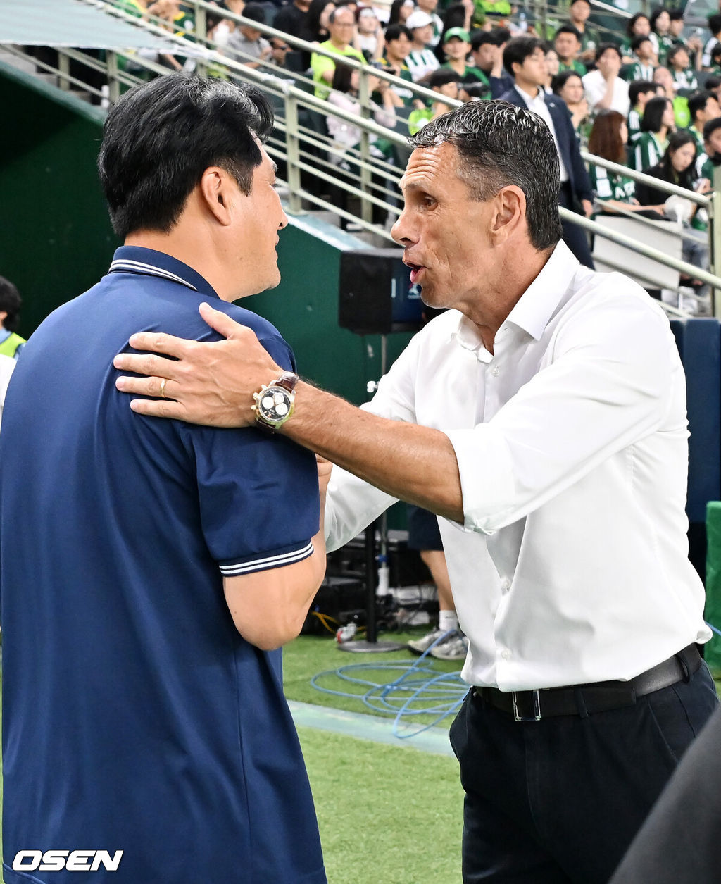 8일 오후 전주월드컵경기장에서 하나은행 K리그1 2025 25라운드 전북현대와 FC안양의 경기가 열렸다.  전북은 이날 21경기 연속 무패에 도전한다.경기 전 전북 거스 포옛 감독과 안양 유병훈 감독이 악수를 나누고 있다. 2025.08.08 / rumi@osen.co.kr