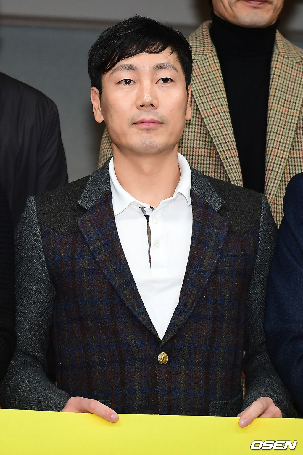 김병지와 송종국 등 국가대표 출신 축구인들이 12일 오후 우루과이와의 평가전이 열리는 서울월드컵경기장에서 경찰청의 선수 모집 중단 철회와 대안 마련을 요구하는 기자회견을 가졌다. 전 국가대표 송종국이 플렌카드를 들고 포토타임을 갖고 있다. / youngrae@osen.co.kr
