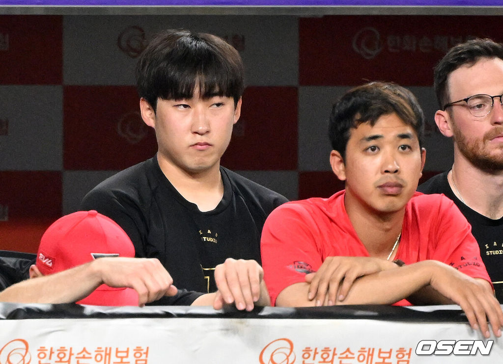 한화는 8일 대전 한화생명볼파크에서 열린 2025 신한 SOL Bank KBO리그 KIA 타이거즈와의 홈경기를 14-8로 승리했다. 14득점은 종전 12득점을 넘어 올 시즌 한화의 한 경기 최다 득점으로 KIA의 추격을 뿌리쳤다. 9회초 KIA 윤영철과 임기영이 경기를 바라보고 있다. 2025.07.08 /sunday@osen.co.kr