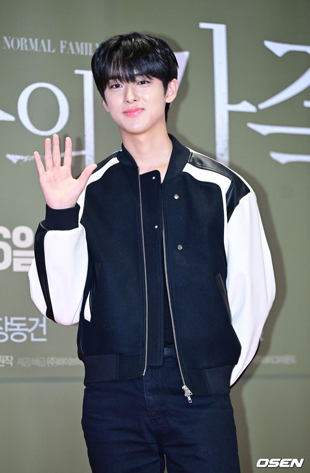 7일 오후 서울 삼성동 메가박스 코엑스에서 영화 ‘보통의 가족’ (감독 허진호) VIP 시사회가 열렸다.영화 ‘보통의 가족'은 각자의 신념을 가지고 살아가던 네 사람이 아이들의 범죄 현장이 담긴 CCTV를 보게 되면서 모든 것이 무너져가는 모습을 담은 이야기다. 배우 김민규가 VIP 시사회에 참석해 포토타임을 하고 있다. 2024.10.07 / dreamer@osen.co.kr