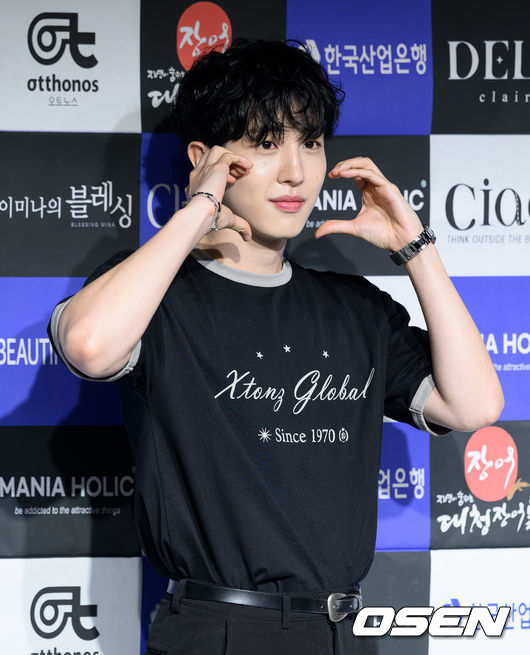13일 오후 서울 종로구 대학로 대학로 아트하우스에서 연극 '서울의 별' 프레스콜 및 기자간담회가 열렸다. 유희재가 취재진 앞에서 포즈를 취하고 있다.