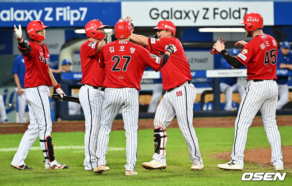 13일 대구삼성라이온즈파크에서 2025 신한 SOL 뱅크 KBO 리그 삼성 라이온즈와 KIA 타이거즈의 경기가 열렸다. 홈팀 삼성은 후라도가, 방문팀 KIA는 올러가 선발 출전했다. KIA 타이거즈 한준수가 8회초 2사 만루 우월 만루 홈런을 치고 하이파이브를 하고 있다. 2025.08.13 / foto0307@osen.co.kr