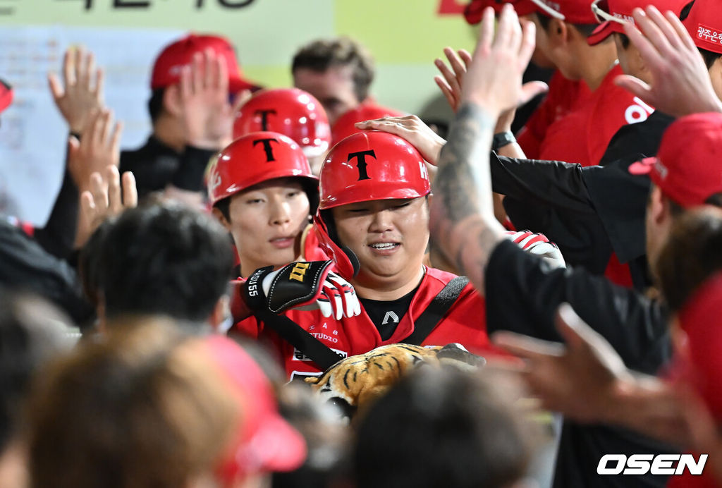 13일 대구삼성라이온즈파크에서 2025 신한 SOL 뱅크 KBO 리그 삼성 라이온즈와 KIA 타이거즈의 경기가 열렸다. 홈팀 삼성은 후라도가, 방문팀 KIA는 올러가 선발 출전했다. KIA 타이거즈 한준수가 8회초 2사 만루 우월 만루 홈런을 치고 하이파이브를 하고 있다. 2025.08.13 / foto0307@osen.co.kr