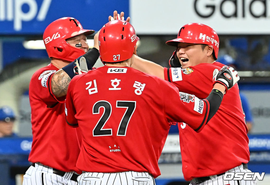 13일 대구삼성라이온즈파크에서 2025 신한 SOL 뱅크 KBO 리그 삼성 라이온즈와 KIA 타이거즈의 경기가 열렸다. 홈팀 삼성은 후라도가, 방문팀 KIA는 올러가 선발 출전했다. KIA 타이거즈 한준수가 8회초 2사 만루 우월 만루 홈런을 치고 하이파이브를 하고 있다. 2025.08.13 / foto0307@osen.co.kr