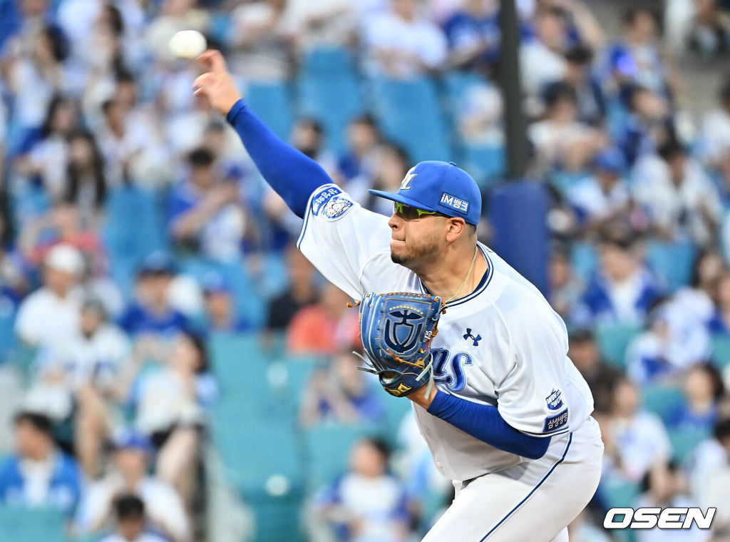 13일 대구삼성라이온즈파크에서 2025 신한 SOL 뱅크 KBO 리그 삼성 라이온즈와 KIA 타이거즈의 경기가 열렸다. 홈팀 삼성은 후라도가, 방문팀 KIA는 올러가 선발 출전했다. 삼성 라이온즈 선발 투수 후라도가 역투하고 있다. 2025.08.13 / foto0307@osen.co.kr