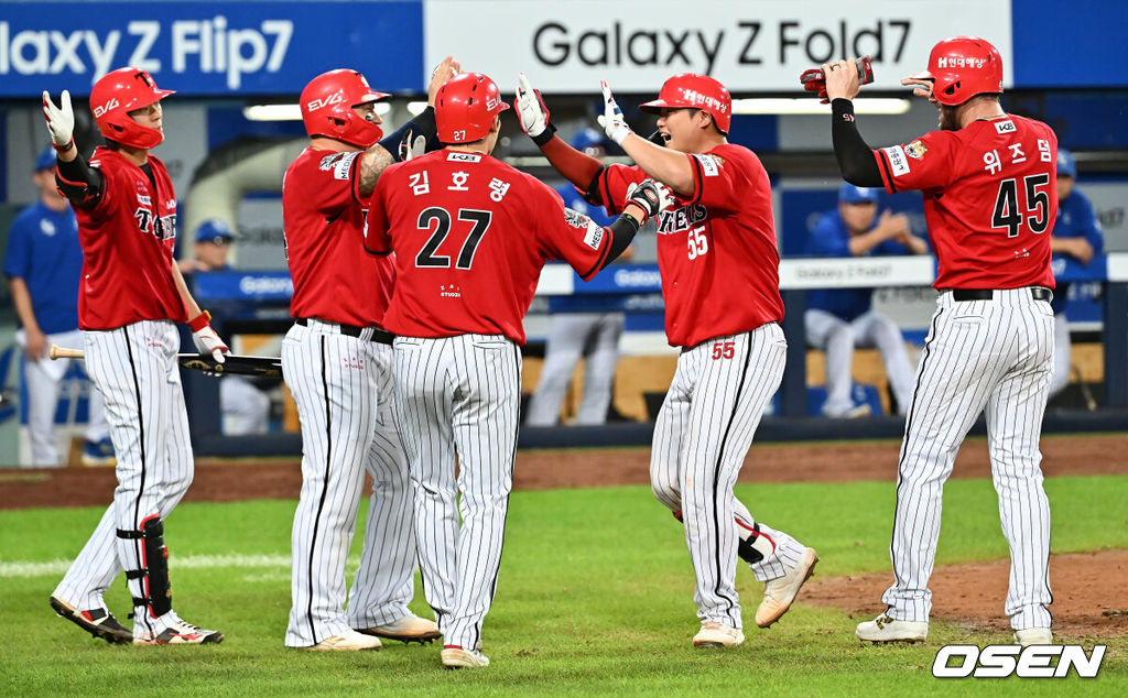 13일 대구삼성라이온즈파크에서 2025 신한 SOL 뱅크 KBO 리그 삼성 라이온즈와 KIA 타이거즈의 경기가 열렸다. 홈팀 삼성은 후라도가, 방문팀 KIA는 올러가 선발 출전했다. KIA 타이거즈 한준수가 8회초 2사 만루 우월 만루 홈런을 치고 하이파이브를 하고 있다. 2025.08.13 / foto0307@osen.co.kr