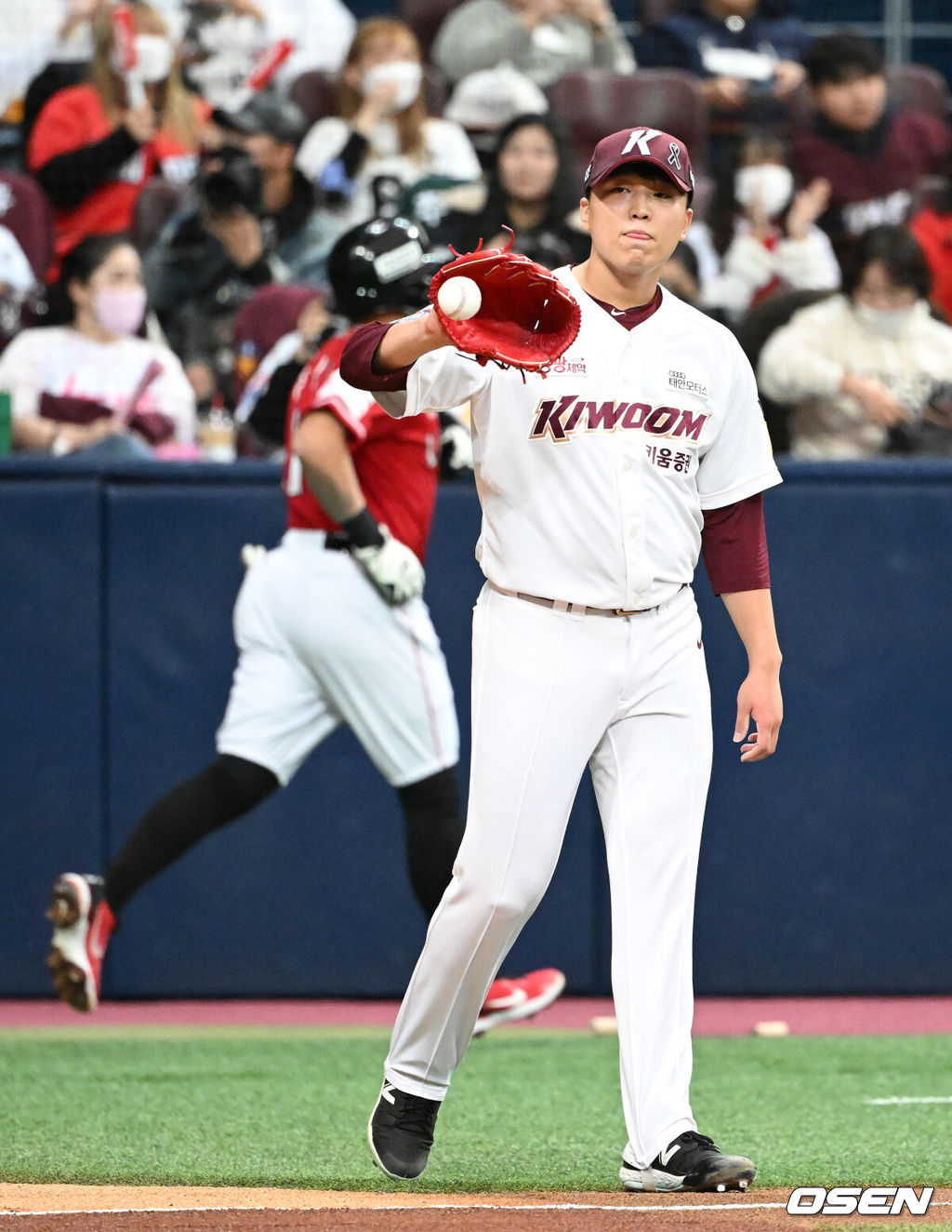 5일 오후 서울 고척스카이돔에서 2022 신한은행 SOL KBO리그 포스트시즌 한국시리즈 3차전 키움 히어로즈와 SSG 랜더스의 경기가 열렸다.1회초 1사 2루에서 SSG 최정에게 우전 적시타를 허용한 키움 이승호가 아쉬워하고 있다. 2022.11.05 /sunday@osen.co.kr