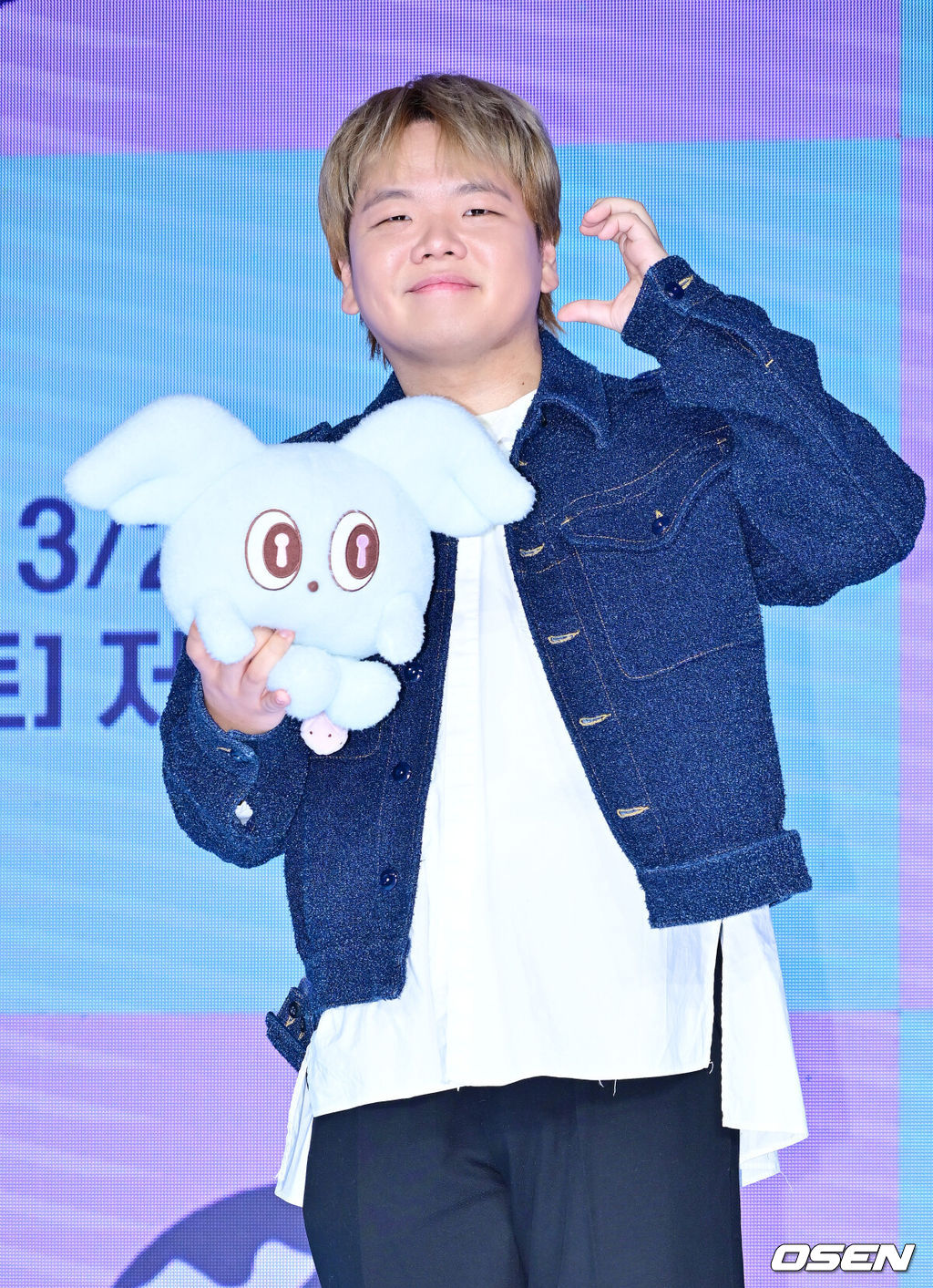 20일 오후 서울 마포구 상암동 쇼킹 K-POP 스튜디오에서 ENA '지구마불 세계여행3' 제작발표회가 열렸다.‘지구마불3’는 여행 크리에이터 3대장 빠니보틀, 원지, 곽튜브가 김태호 PD에 의해 설계된 세계여행 부루마불 게임에 참여, 주사위에 운명을 맡기고 세계 각지를 여행하는 과정을 담은 예능 프로그램이다. 곽튜브가 포토타임을 갖고 있다. 2025.03.20 / rumi@osen.co.kr