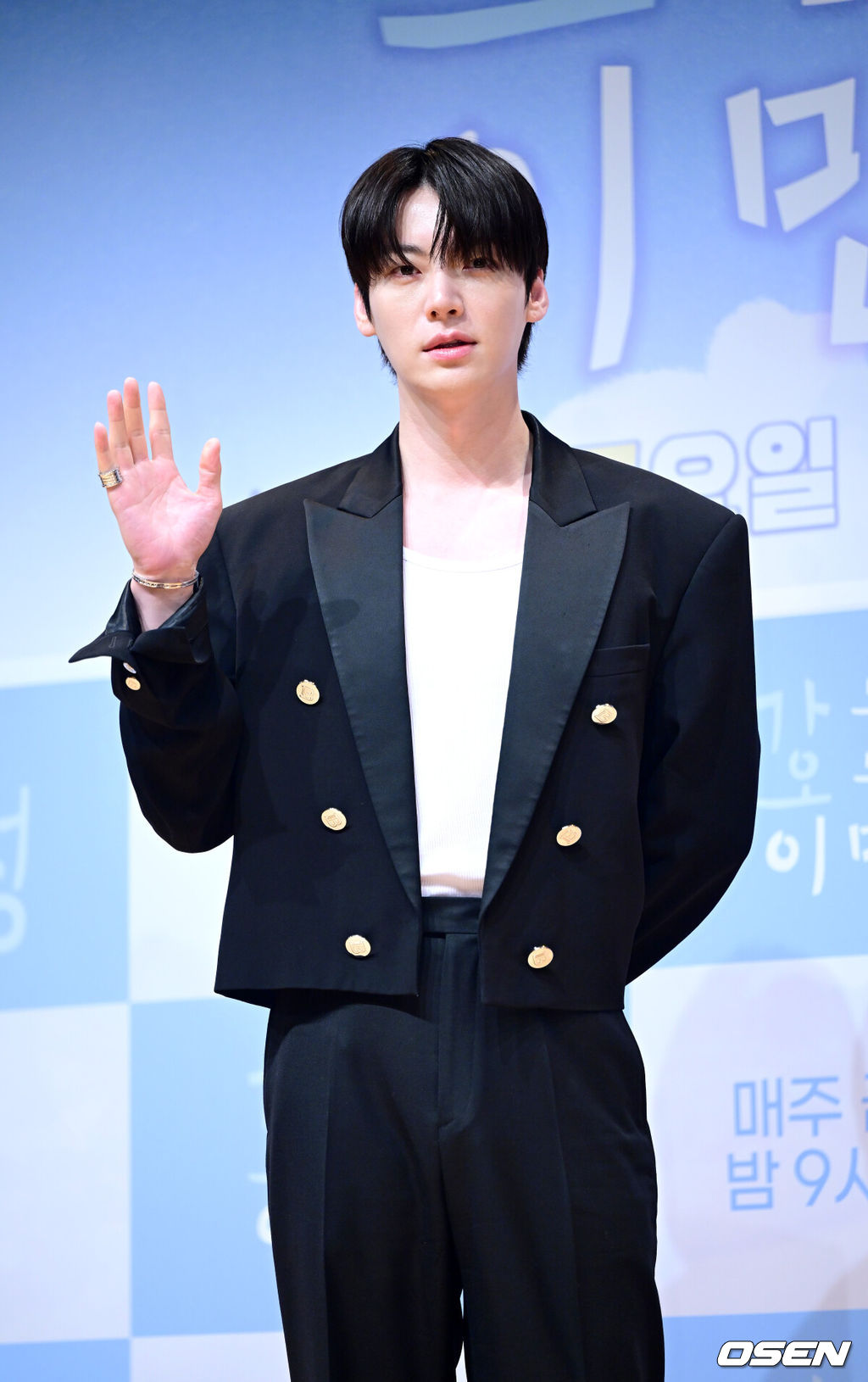 16일 오전 서울 여의도 KBS 아트홀에서 KBS 2TV 신규 예능 ‘가는정 오는정 이민정’(이하 ‘가오정’) 제작발표회가 열렸다.‘가오정’은 시골마을에 생필품을 실은 이동식 편의점을 배달하고 하룻밤을 보내며 다양한 이야기를 나눠보는 프로그램. 이민정이 메인 호스트로 나서며 붐, 안재현, 김정현, 김재원이 고정 멤버로 합류했다.배우 안재현이 포토타임을 하고 있다. 2025.05.16 / dreamer@osen.co.kr