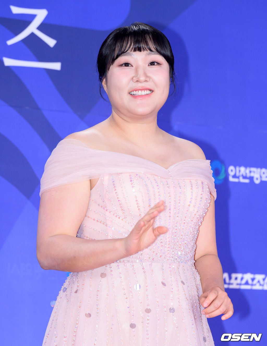 제4회 청룡시리즈어워즈 레드카펫 및 포토월 행사가 18일 인천 파라다이스시티에서 열렸다.청룡시리즈어워즈는 2022년 대한민국 최초로 시도된 오리지널 스트리밍 시리즈를 대상으로 하는 시상식이다. 사회는 전현무와 임윤아로 4년 연속 호흡을 맞춘다.개그우먼 이수지가 레드카펫을 밟고 있다. 2025.07.18 /sunday@osen.co.kr