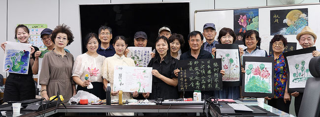 우석대 공자아카데미가 지난 13일 익산시 영등1동 행정복지센터에서 ‘연(蓮)’을 주제로 한 예술·문화체험 행사를 개최했다. / 우석대