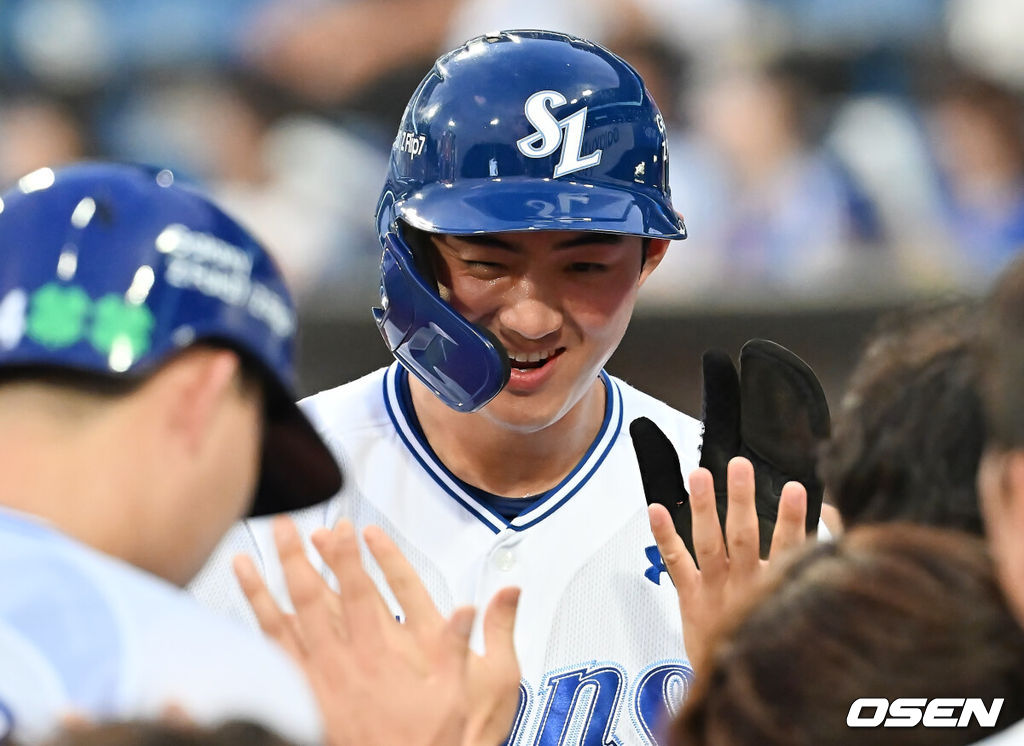 23일 대구삼성라이온즈파크에서 2025 신한 SOL 뱅크 KBO 리그 삼성 라이온즈와 SSG 랜더스의 경기가 열렸다. 홈팀 삼성은 가라비토가, 방문팀 SSG는 김건우가 선발 출전했다. 삼성 라이온즈 구자욱이 3회말 2사 3루 김영웅의 우익수 앞 1타점 안타때 득점을 올리고 하이파이브를 하고 있다. 2025.07.23 / foto0307@osen.co.kr