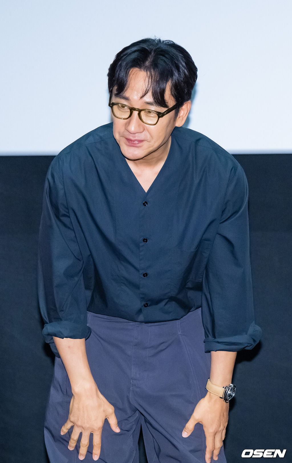 14일 오후 서울 코엑스 메가박스에서 영화 '마지막 숙제' 가족시사회 및 무대인사가 진행됐다.'마지막 숙제'는 임시 담임이 된 교사와 각자 색으로 마지막 숙제를 완성해가는 아이들 이야기로 성매매 혐의에 대해 벌금 100만원 약식기소 처분을 받은 후 활동을 중단했던 배우 엄태웅의 복귀작이다.엄태웅이 팬들에게 인사를 하고 있다.   2025.08.14 / soul1014@osen.co.kr