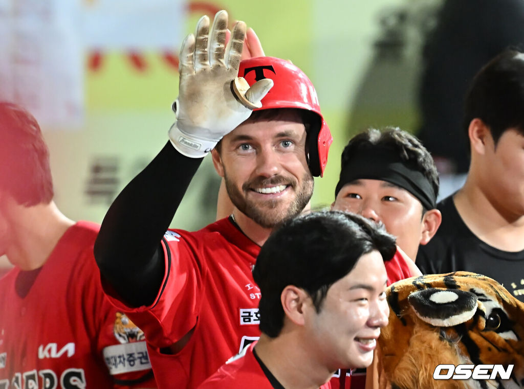 14일 대구삼성라이온즈파크에서 2025 신한 SOL 뱅크 KBO 리그 삼성 라이온즈와 KIA 타이거즈의 경기가 열렸다. 홈팀 삼성은 원태인이, 방문팀 KIA는 양현종이 선발 출전했다. KIA 타이거즈 위즈덤이 8회초 좌월 솔로 홈런을 치고 세리머니를 하고 있다. 2025.08.14 / foto0307@osen.co.kr