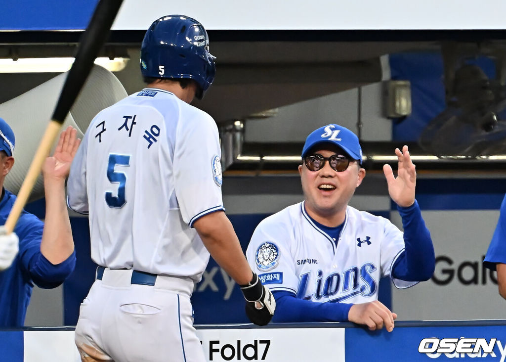 14일 대구삼성라이온즈파크에서 2025 신한 SOL 뱅크 KBO 리그 삼성 라이온즈와 KIA 타이거즈의 경기가 열렸다. 홈팀 삼성은 원태인이, 방문팀 KIA는 양현종이 선발 출전했다. 삼성 라이온즈 구자욱이 3회말 무사 3루 김헌곤의 2루수 왼쪽 1타점 내야 안타때 득점을 올리고 박진만 감독의 축하를 받고 있다. 2025.08.14 / foto0307@osen.co.kr