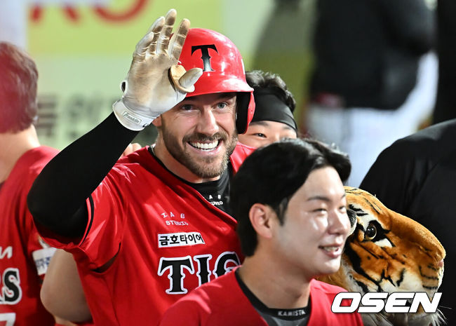 [OSEN=대구, 이석우 기자] 14일 대구삼성라이온즈파크에서 2025 신한 SOL 뱅크 KBO 리그 삼성 라이온즈와 KIA 타이거즈의 경기가 열렸다. 홈팀 삼성은 원태인이, 방문팀 KIA는 양현종이 선발 출전했다. KIA 타이거즈 위즈덤이 8회초 좌월 솔로 홈런을 치고 세리머니를 하고 있다. 2025.08.14 / foto0307@osen.co.kr