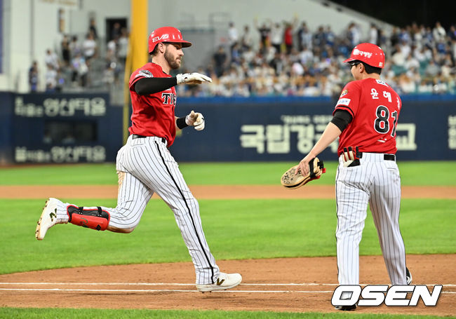 [OSEN=대구, 이석우 기자] 14일 대구삼성라이온즈파크에서 2025 신한 SOL 뱅크 KBO 리그 삼성 라이온즈와 KIA 타이거즈의 경기가 열렸다. 홈팀 삼성은 원태인이, 방문팀 KIA는 양현종이 선발 출전했다. KIA 타이거즈 위즈덤이 6회초 무사 만루 우중간 만루 홈런을 치고 하이파이브를 하고 있다. 2025.08.14 / foto0307@osen.co.kr