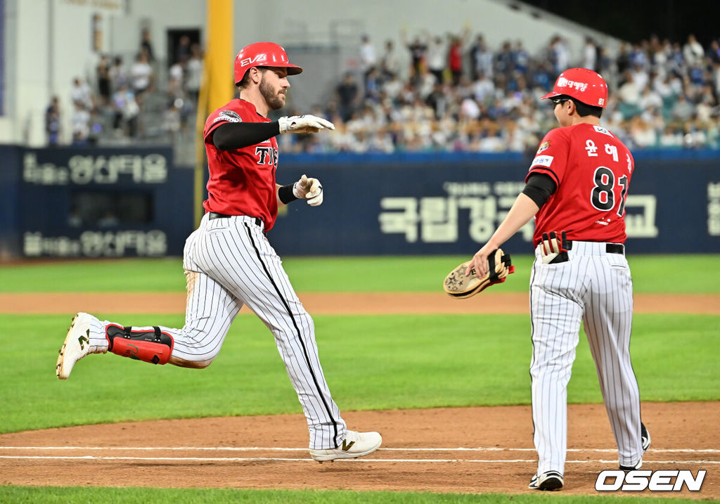 14일 대구삼성라이온즈파크에서 2025 신한 SOL 뱅크 KBO 리그 삼성 라이온즈와 KIA 타이거즈의 경기가 열렸다. 홈팀 삼성은 원태인이, 방문팀 KIA는 양현종이 선발 출전했다. KIA 타이거즈 위즈덤이 6회초 무사 만루 우중간 만루 홈런을 치고 하이파이브를 하고 있다. 2025.08.14 / foto0307@osen.co.kr