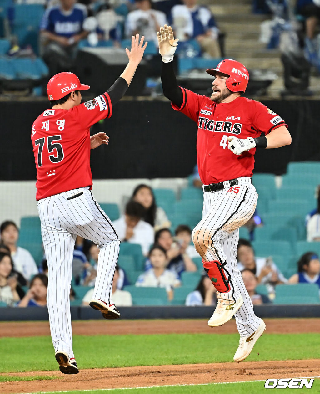 14일 대구삼성라이온즈파크에서 2025 신한 SOL 뱅크 KBO 리그 삼성 라이온즈와 KIA 타이거즈의 경기가 열렸다. 홈팀 삼성은 원태인이, 방문팀 KIA는 양현종이 선발 출전했다. KIA 타이거즈 위즈덤이 8회초 좌월 솔로 홈런을 치고 하이파이브를 하고 있다. 2025.08.14 / foto0307@osen.co.kr