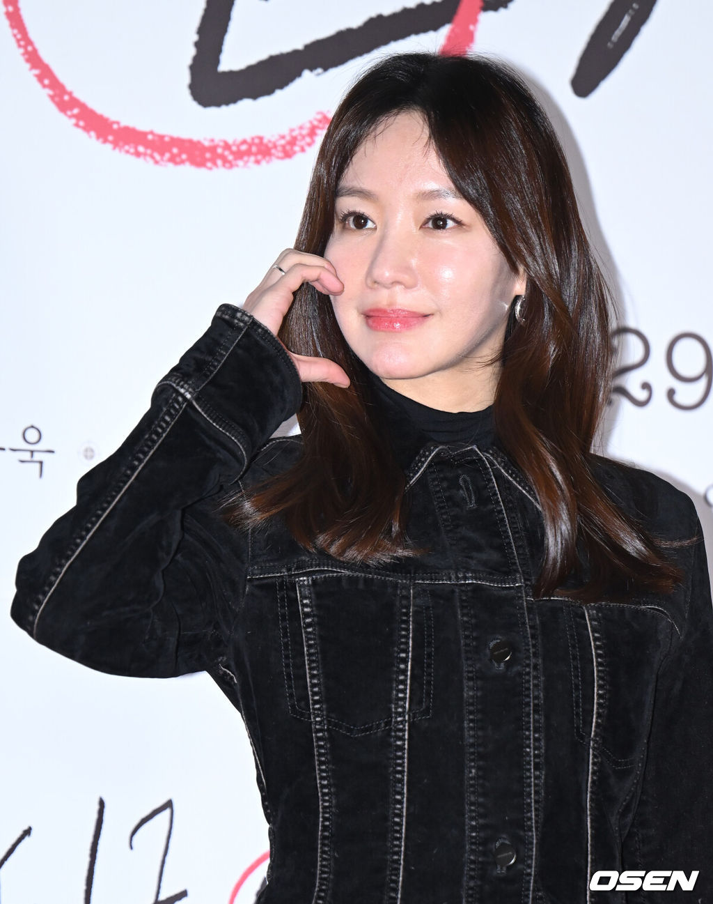 21일 오후 서울 송파구 롯데시네마 월드타워에서 영화 ‘싱글 인 서울’ VIP 시사회가 열렸다. 배우 김아중이 취재진을 향해 포즈를 취하고 있다. 2023.11.21 / ksl0919@osen.co.kr