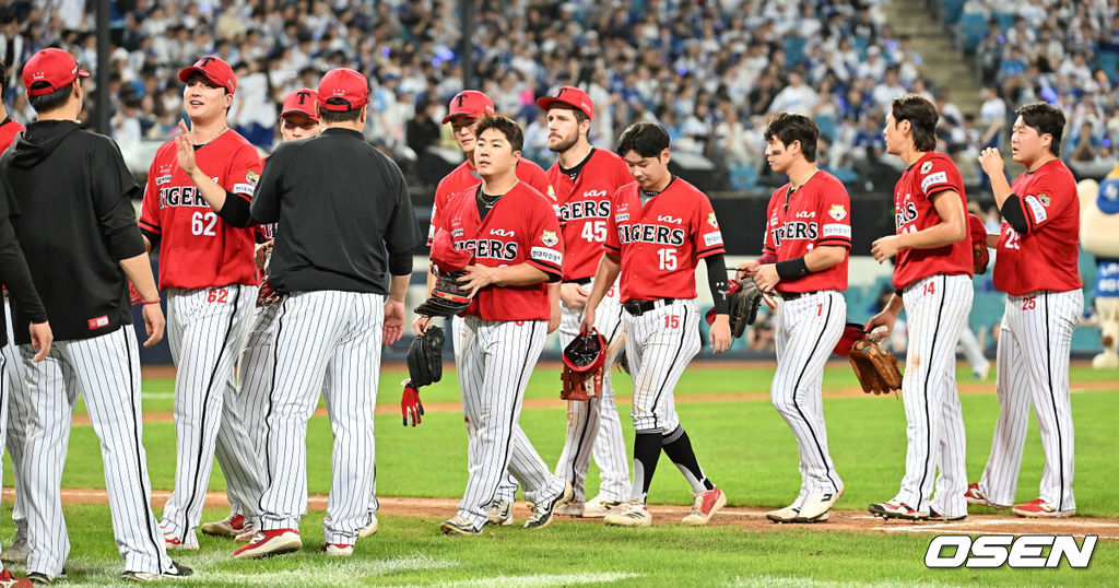 14일 대구삼성라이온즈파크에서 2025 신한 SOL 뱅크 KBO 리그 삼성 라이온즈와 KIA 타이거즈의 경기가 열렸다. 홈팀 삼성은 원태인이, 방문팀 KIA는 양현종이 선발 출전했다. KIA 타이거즈 이범호 감독이 삼성 라이온즈에 10-4로 승리한 후 선수들과 기쁨을 나누고 있다. 2025.08.14 / foto0307@osen.co.kr