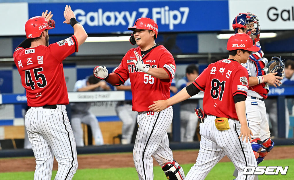13일 대구삼성라이온즈파크에서 2025 신한 SOL 뱅크 KBO 리그 삼성 라이온즈와 KIA 타이거즈의 경기가 열렸다. 홈팀 삼성은 후라도가, 방문팀 KIA는 올러가 선발 출전했다. KIA 타이거즈 한준수가 8회초 2사 만루 우월 만루 홈런을 치고 하이파이브를 하고 있다. 2025.08.13 / foto0307@osen.co.kr