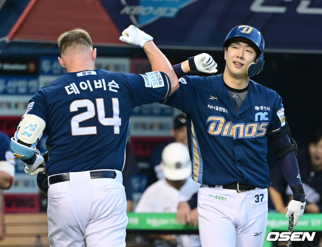 14일 서울 잠실야구장에서 ‘2025 신한 SOL Bank KBO리그’ 두산 베어스와 NC 다이노스의 경기가 열렸다.홈팀 두산은 곽빈, 방문팀 NC는 라일리 톰슨을 선발로 내세웠다.3회초 1사 주자없는 상황 NC 데이비슨이 달아나는 좌중간 솔로포를 날리고 홈을 밟은 뒤 박건우와 인사를 나누고 있다. 2025.08.14 / dreamer@osen.co.kr