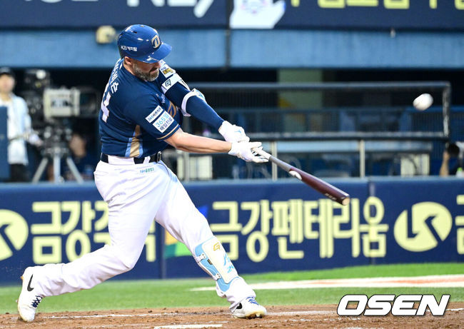 [OSEN=잠실, 최규한 기자] 14일 서울 잠실야구장에서 ‘2025 신한 SOL Bank KBO리그’ 두산 베어스와 NC 다이노스의 경기가 열렸다.홈팀 두산은 곽빈, 방문팀 NC는 라일리 톰슨을 선발로 내세웠다.3회초 1사 주자없는 상황 NC 데이비슨이 달아나는 좌중간 솔로포를 날리고 있다. 2025.08.14 / dreamer@osen.co.kr
