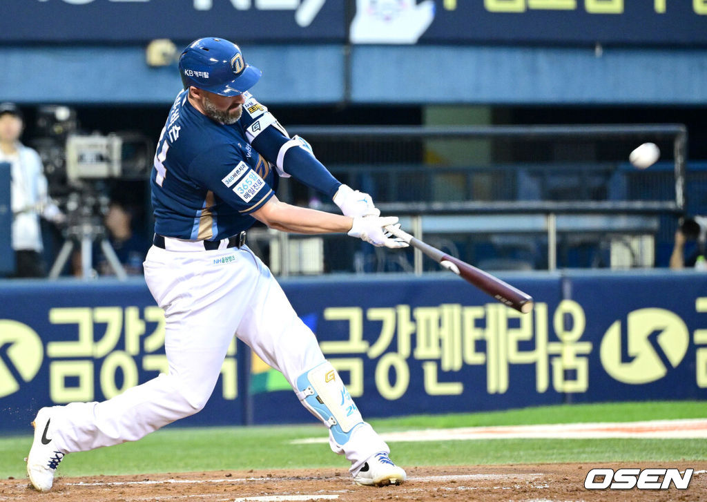 14일 서울 잠실야구장에서 ‘2025 신한 SOL Bank KBO리그’ 두산 베어스와 NC 다이노스의 경기가 열렸다.홈팀 두산은 곽빈, 방문팀 NC는 라일리 톰슨을 선발로 내세웠다.3회초 1사 주자없는 상황 NC 데이비슨이 달아나는 좌중간 솔로포를 날리고 있다. 2025.08.14 / dreamer@osen.co.kr