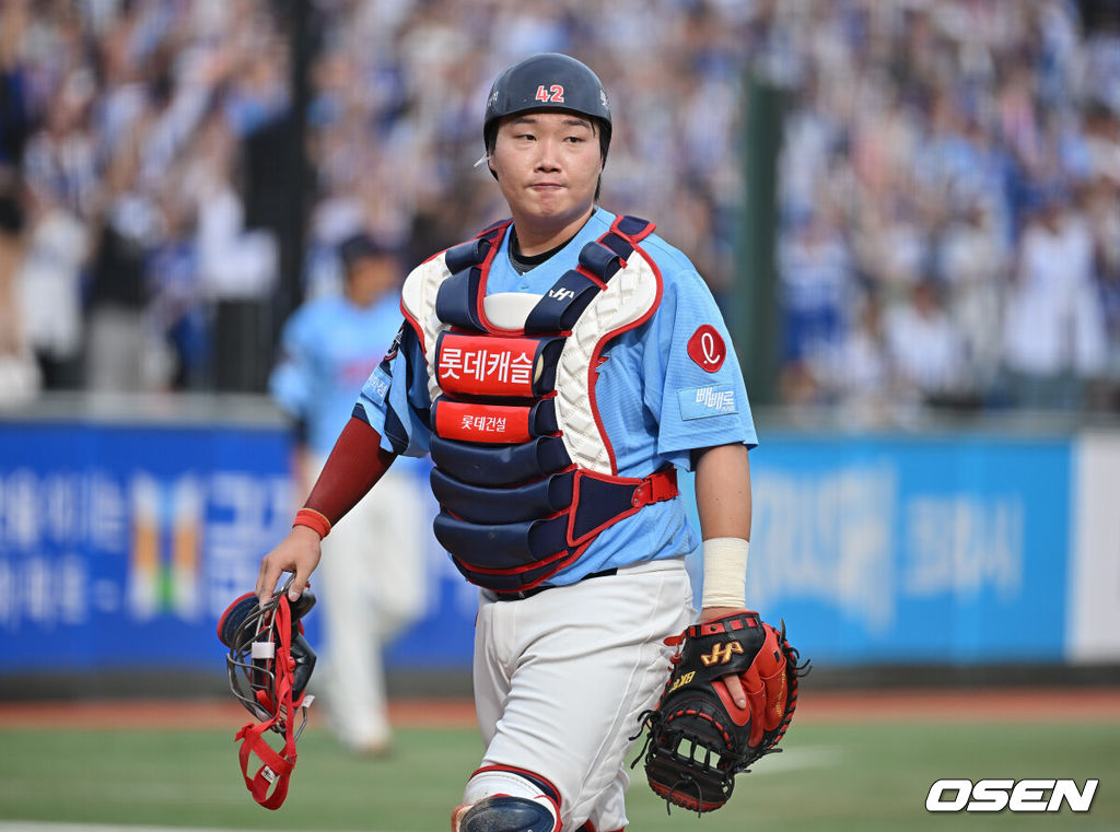 22일 부산 사직야구장에서 2025 신한 SOL 뱅크 KBO 리그 롯데 자이언츠와 삼성 라이온즈의 경기가 열렸다. 홈팀 롯데는 박세웅이, 방문팀 삼성은 원태인이 선발 출전했다.롯데 자이언츠 정보근이 1회초 2사 1,3루 삼성 라이온즈 박병호에게 좌월 3점 홈런을 허용하고 아쉬운 표정을 짓고 있다. 2025.06.22 / foto0307@osen.co.kr