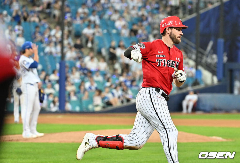 14일 대구삼성라이온즈파크에서 2025 신한 SOL 뱅크 KBO 리그 삼성 라이온즈와 KIA 타이거즈의 경기가 열렸다. 홈팀 삼성은 원태인이, 방문팀 KIA는 양현종이 선발 출전했다. KIA 타이거즈 위즈덤이 6회초 무사 만루 우중간 만루 홈런을 치고 세리머니를 하고 있다. 2025.08.14 / foto0307@osen.co.kr